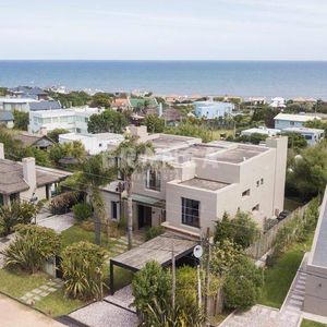 Casa De 5 Dorms. En Alquiler En El Chorro, Punta Del Est