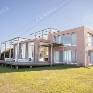 Casa En Primera Línea De Ruta 10 En Playa Montoya.