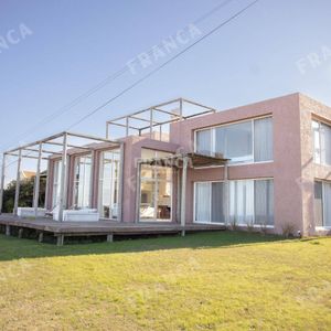 Casa En Primera Línea De Ruta 10 En Playa Montoya.