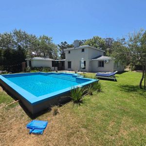 Casa Con Excelente Ubicación Y Piscina En Alquiler En La Barra