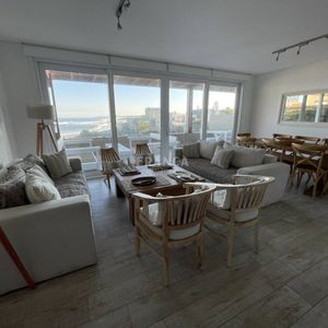 Departamento De 4 Dormitorios Frente Al Mar En La Barra.