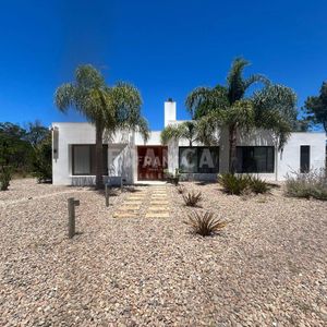 Moderna Y Funcional Casa En Venta En Club De La Barra