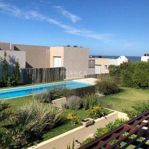 Apartamento De Dos Dormitorios En Alquiler A Pasos Del Mar La Barra