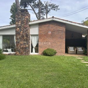 Casa En Alquiler En Barrio Cantegril A Pasos Del Mar