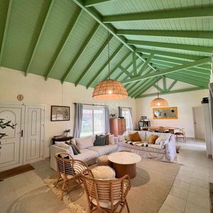 Casa Amplia Con Jardín En Alquiler En El Corazón De La Barra