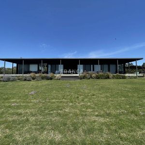 Casa De Diseño En Barrio Cerrado Con Amenities Y Seguridad