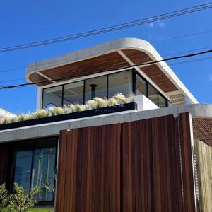 Casa De Diseño Con Excelente Ubicación Y Vista Al Mar