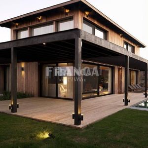 Casa Moderna Muy Bien Ubicada En El Chorro.