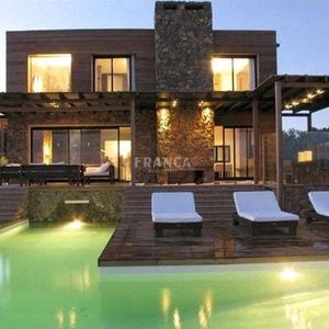 Casa Con Piscina En Santa Mónica, A Metros Del Mar.