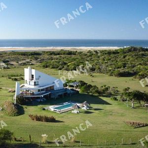 Casa De Diseño En Chacra En José Ignacio.