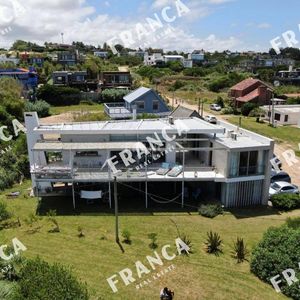 Excelente Arquitectura Vista Franca Al Mar En Primera Línea