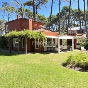 Casa En Alquiler De Tres Dormitorios Con Piscina En Montoya