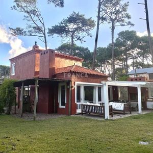 Casa En Alquiler De Tres Dormitorios Con Piscina En Montoya