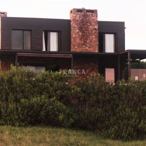 Casa Con Piscina En Santa Mónica, A Metros Del Mar.
