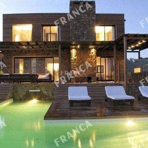 Casa Con Piscina En Santa Mónica, A Metros Del Mar.