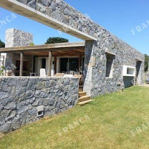 Excelente Casa Ubicada En San Vicente, A Pasos Del Mar.
