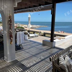 Casa En Primera Línea Del Mar En José Ignacio.