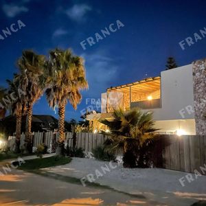 Casa En Alquiler En Punta Piedras, A Metros Del Mar.