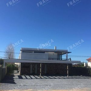 Apartamento En Venta En Manantiales, 3 Dormitorios Y Jardín.