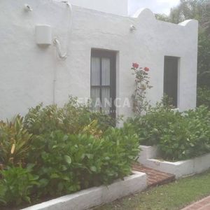 Casa De Tres Dormitorios En El Centro De La Barra.