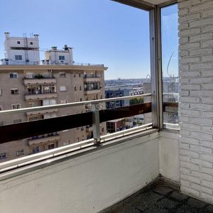 Venta De Apartamento De Tres Dormitorios Con Balcón En El Centro