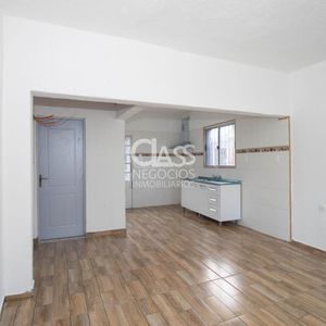 Vende Casa 2 Dormitorios, Y Gran Terreno. Nuevo Paris