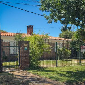 Se Vende Casa De 2 Dormitorios, 2 Baños, Gran Terreno. Ciudad De La Costa, Solymar Sur.
