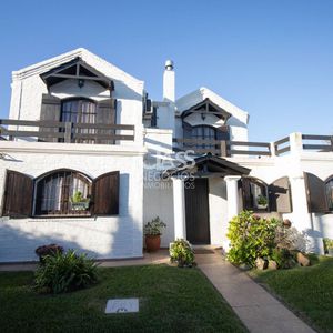 Venta Casa 3 Dormitorios, Impecable Con Vista A La Rambla, Piscina Y Barbacoa. Parque De Solymar