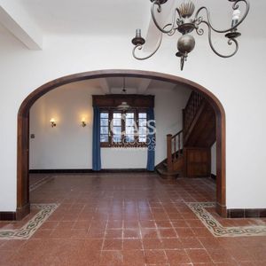 Venta Casa Con Fondo En Tres Cruces 3 Dormitorios, Garaje Y Parrillero