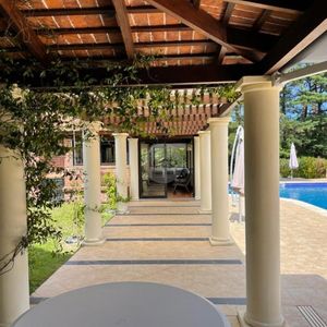 Exclusiva Residencia De Dos Plantas Con Amplios Espacios Y Comodidades