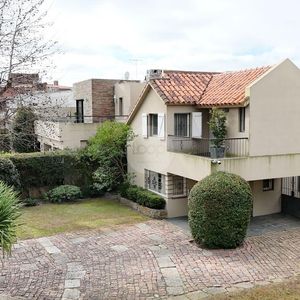 Casa En Venta Con Excelente Ubicación En Carrasco Sur