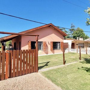 Venta Casa Parque Del Plata Sur, 2 Dorm, Muy Luminosa, Buen Terreno Y Jardin.