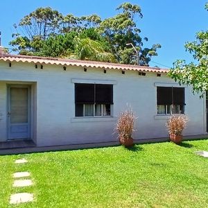 Venta Casa En La Coronilla De 2 Dormitorios, Con Patio Grande.