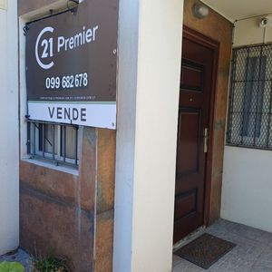 Venta Casa Buceo 1 Dormitorio Con Garage Y Parrillero