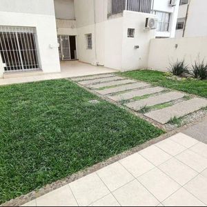 Venta Apto Tipo Casa, Jardín Y Barbacoa En Punta Carretas