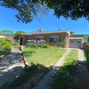Venta De Casa, 3 Dorm Y 2 Baños. Ruta 8