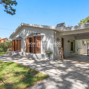 Venta Casa En Playa Mansa - 4 Dormitorios  - Cerca Del Mar