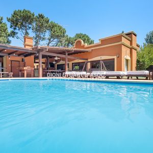 Casa En Pinares En Venta 5 Dormitorios En Suite Con Piscina