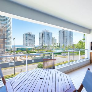 Apartamento En Venta En Playa Mansa De 2 Dormitorios Con Parrillero