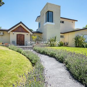 Venta Casa Cerca Del Mar En Playa Mansa - 4 Dormitorios Y Dependencia - Piscina Y Barbacoa