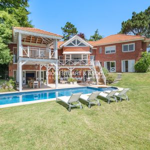 Casa En Venta En  El Golf Con 4 Dormitorios En Suite + Dep. - Barbacoa Y Sauna - Increible