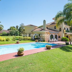Casa En Alquiler Anual De 3 Dormitorios En Sutie + Dep. Con Piscina San Rafael - El Golf -