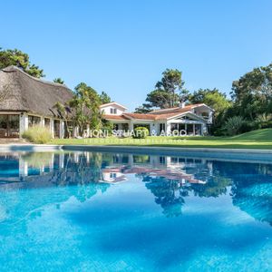 Imponente Casa En Playa Brava - Elegancia Y Confort