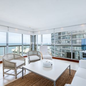 Venta Apartamento 2 Dormitorios - En Punta Del Este - Torre Plaza - Con Vista Al Mar