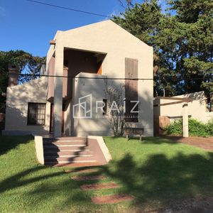 Venta, Casa De 4 Dormitorios En Playa Mansa, Con Piscina Y Parrillero