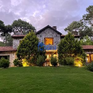 Casa Club Del Lago (punta Ballena) Hecha Toda De Piedra!
