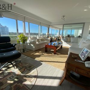 Apartamento En Alquiler Playa Brava, Frente Al Mar!