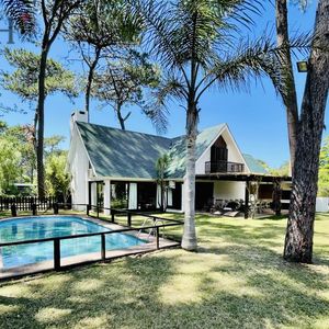 Alquiler Anual De Sólida Y Amplia Casa De Cinco Dormitorios Más Dependencia De Servicio Y Piscina, Lugano, Punta Del Este