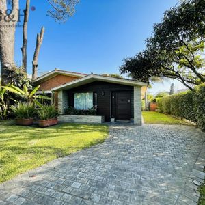 Casa De 3 Dormitorios Y Piscina En Playa Mansa, Punta Del Este
