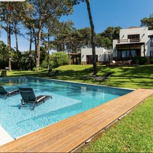 Excelente Casa De 5 Dormitorios Mas Dependencia Y Gran Parque A 200 Metros De La Playa De Montoya En Alquiler De Temporada